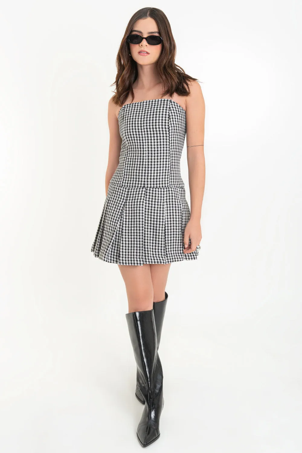 Vestido strapless tableado de pata de gallo