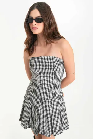 Vestido strapless tableado de pata de gallo