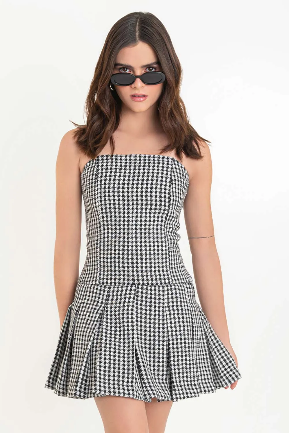 Vestido strapless tableado de pata de gallo